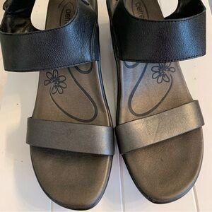 Aetrex Black & Bronze platform sandals in size 39. EUC